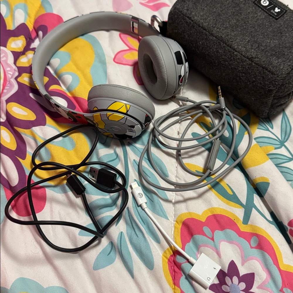 Beats Mickey 90th anniversary headphones - Picture 6 of 11